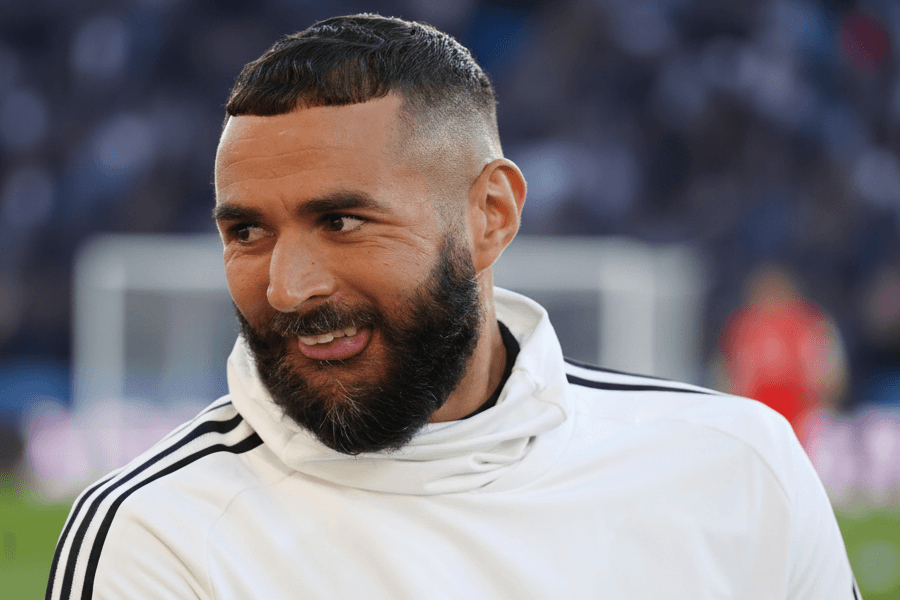 Benzema en action lors d’un match de football.