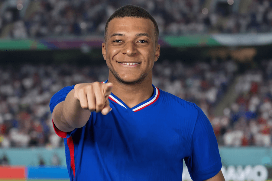 Kylian Mbappé dribblant un défenseur adverse lors d'un match au Real Madrid.