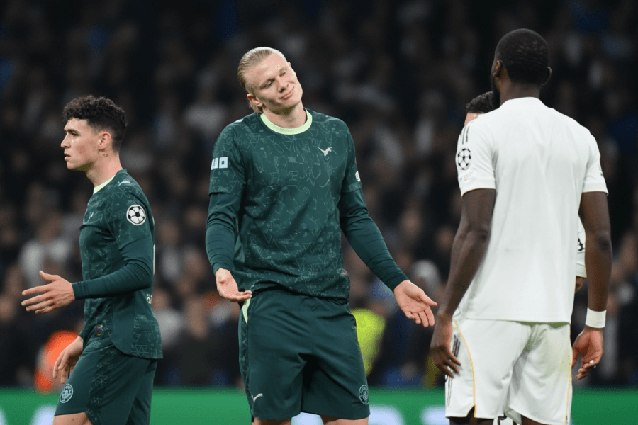 Erling Haaland tirant pour Manchester City.