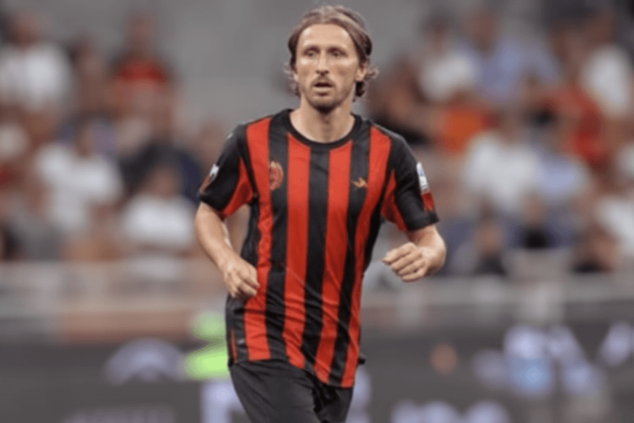 Luka Modrić avec le maillot de l'AC Milan pour la première fois.