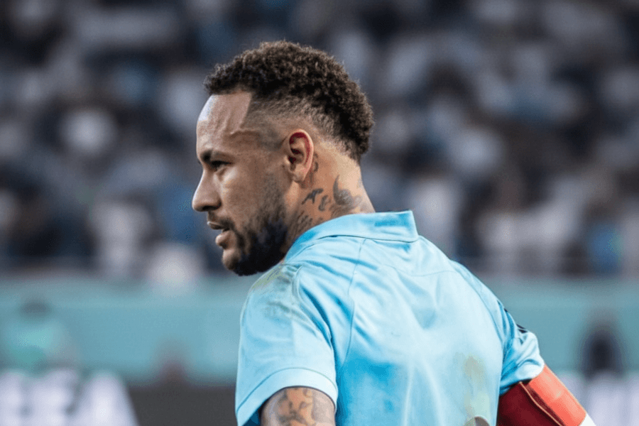 Neymar heureux lors de sa conférence de presse à Santos.