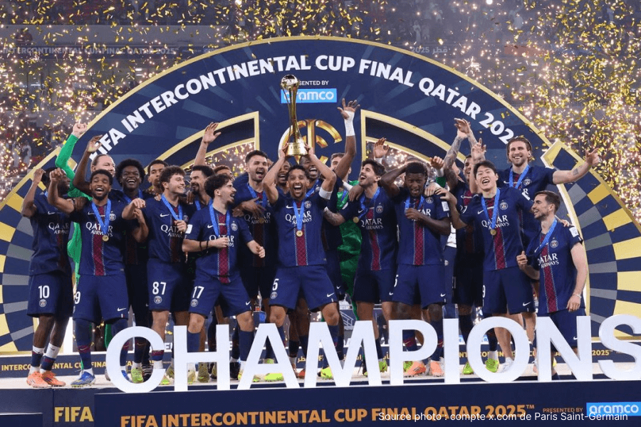 L'équipe du PSG célébrant sa victoire en finale.