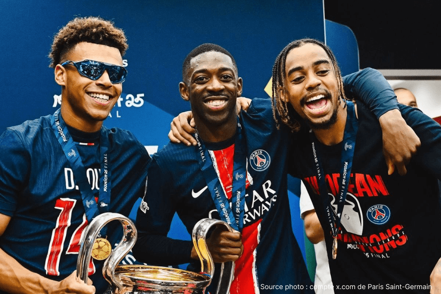 Le trophée intercontinental de la FIFA remporté par le PSG.