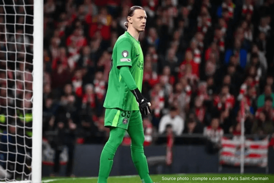 Matvei Safonov après avoir arrêté les penaltys.