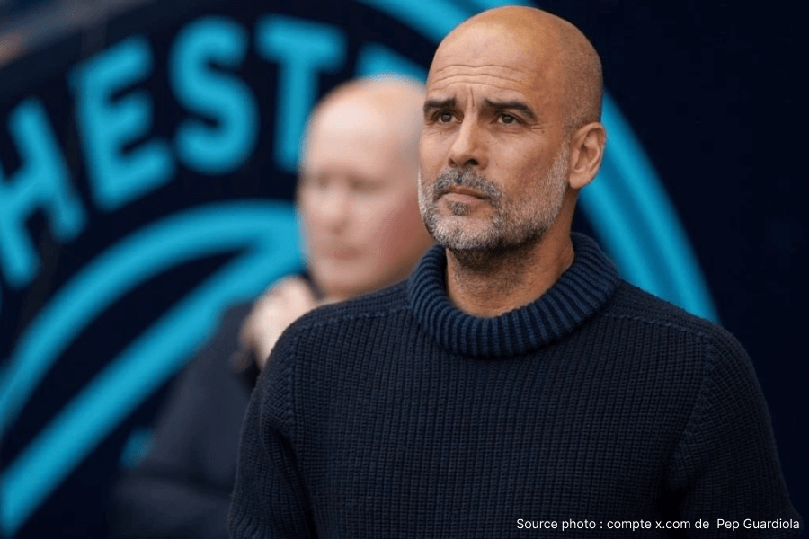 Pep Guardiola lors d'un match sur le banc de Manchester City.