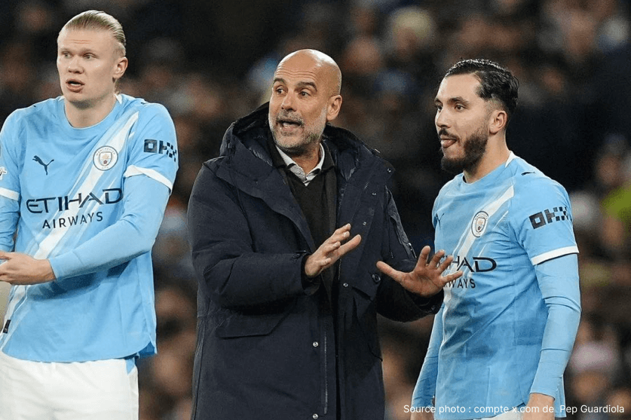 Pep Guardiola saluant les supporters après une victoire.