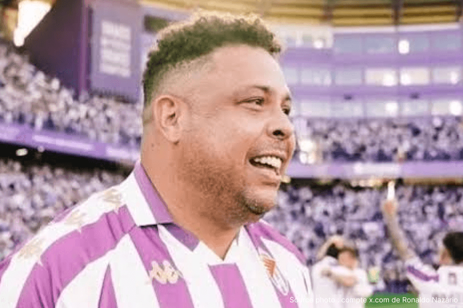 Ronaldo s'exprimant sur la Kings League lors d'une conférence.