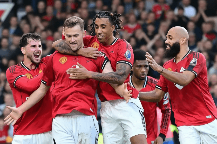 Équipe de Manchester United célébrant un but.