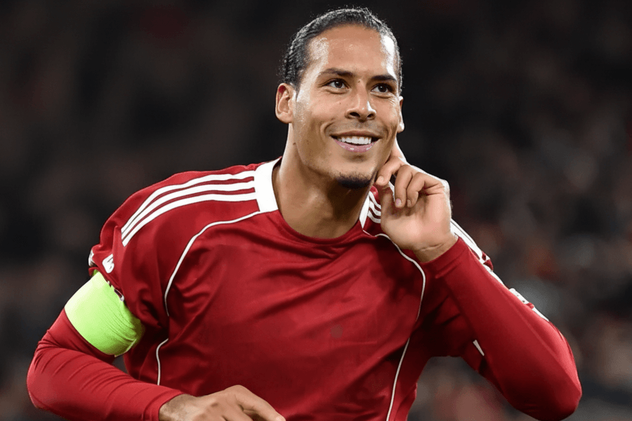 Virgil van Dijk célébrant une victoire avec Liverpool.