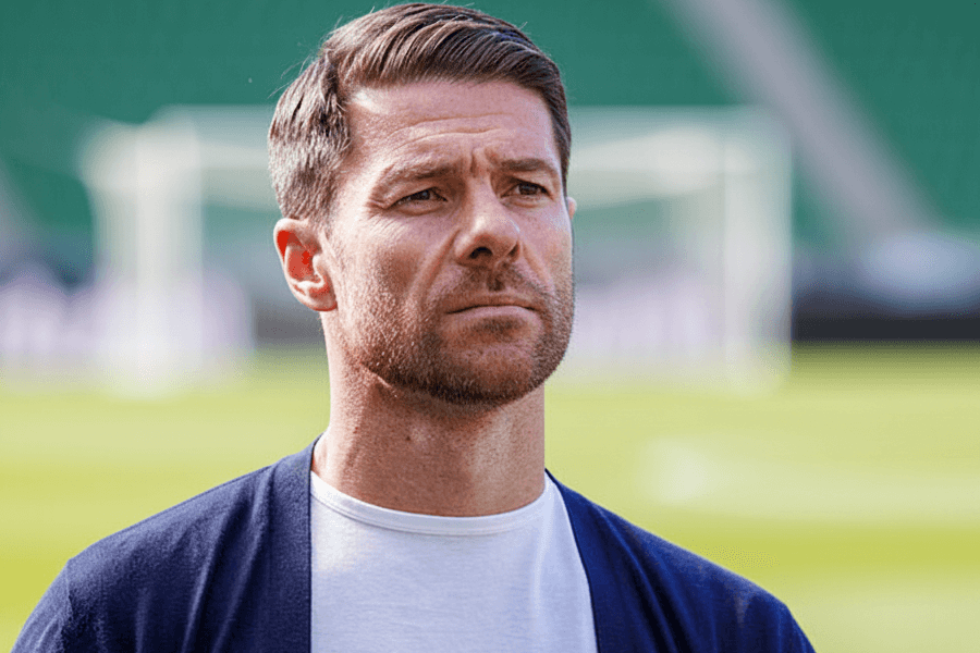 Xabi Alonso sur la touche, préoccupé pendant un match du Real Madrid.
