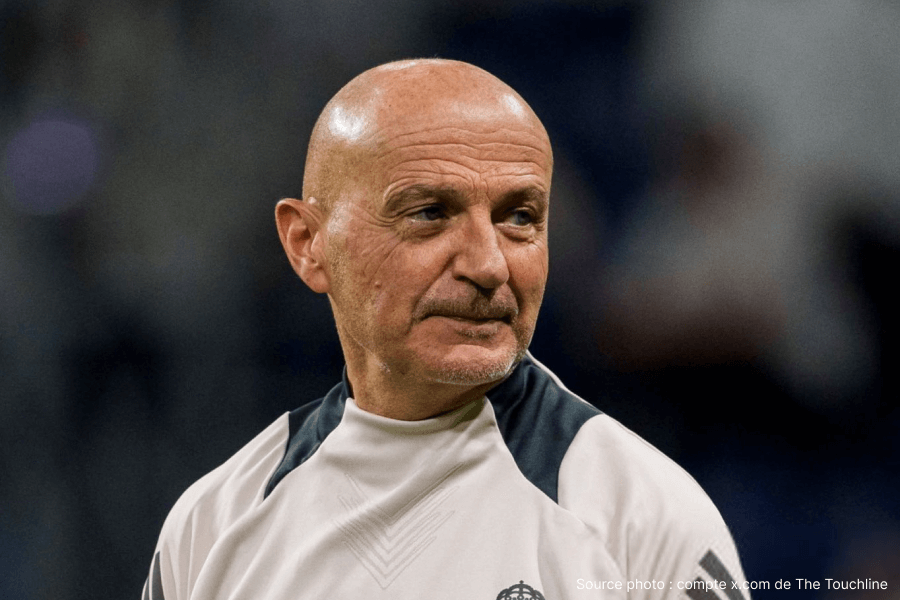 Pintus donnant des instructions aux joueurs de Madrid.