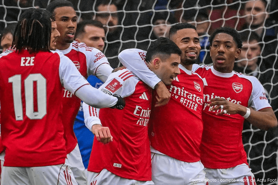 Action de jeu entre Arsenal et Portsmouth au stade.