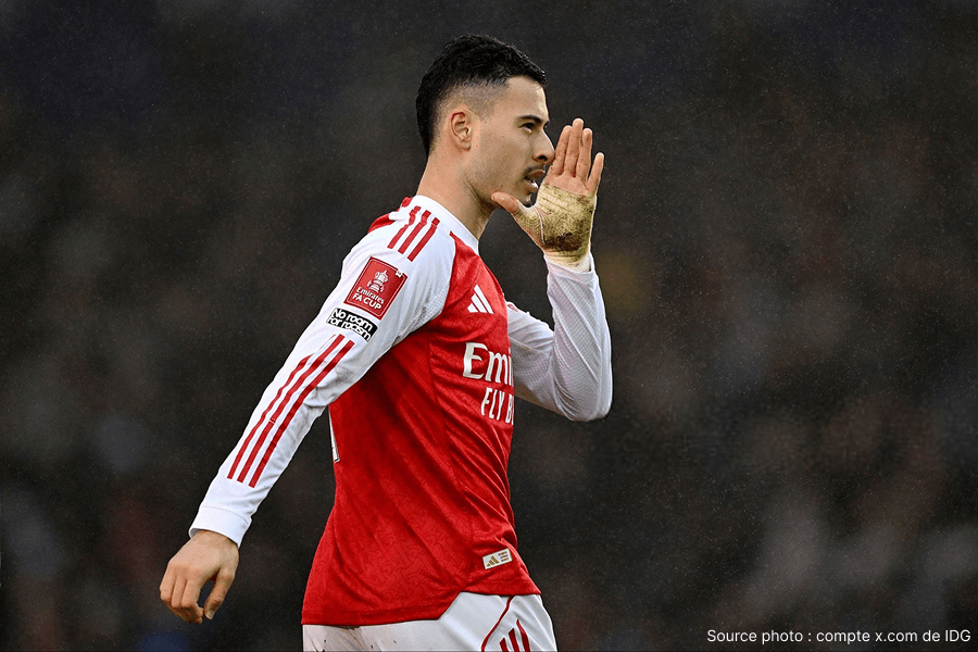 Gabriel Martinelli célèbre son but avec enthousiasme.