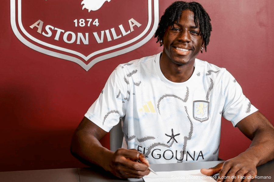Brian Majou avec le maillot d'Aston Villa après la signature.