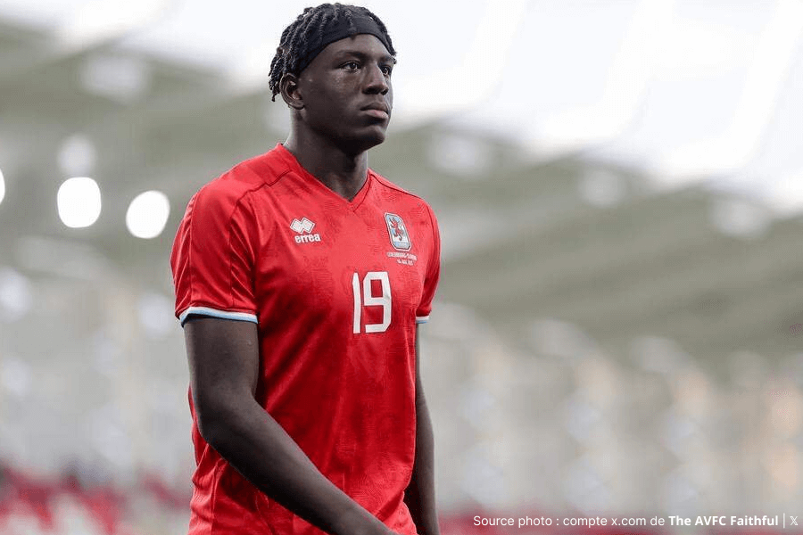 Brian Majou lors de sa première conférence de presse avec Aston Villa.