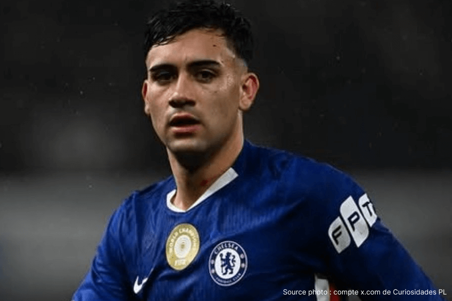 Facundo Buonanotte en maillot de Chelsea pendant match