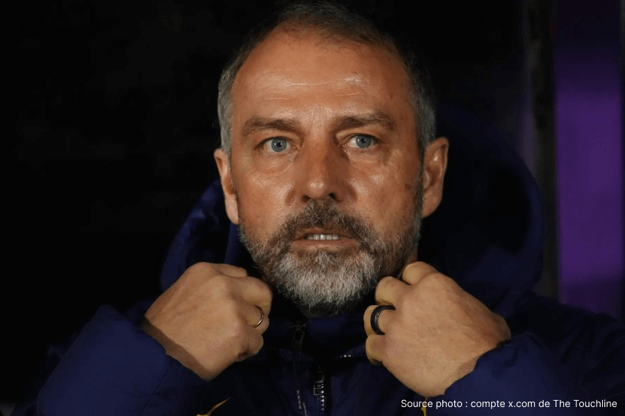 Hansi Flick dirige depuis le banc son équipe dominante