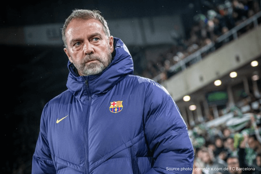 Hansi Flick célèbre une victoire avec son équipe Barcelone