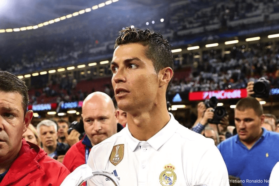 Ronaldo Portugal défenseurs duel aérien match international Coupe du Monde