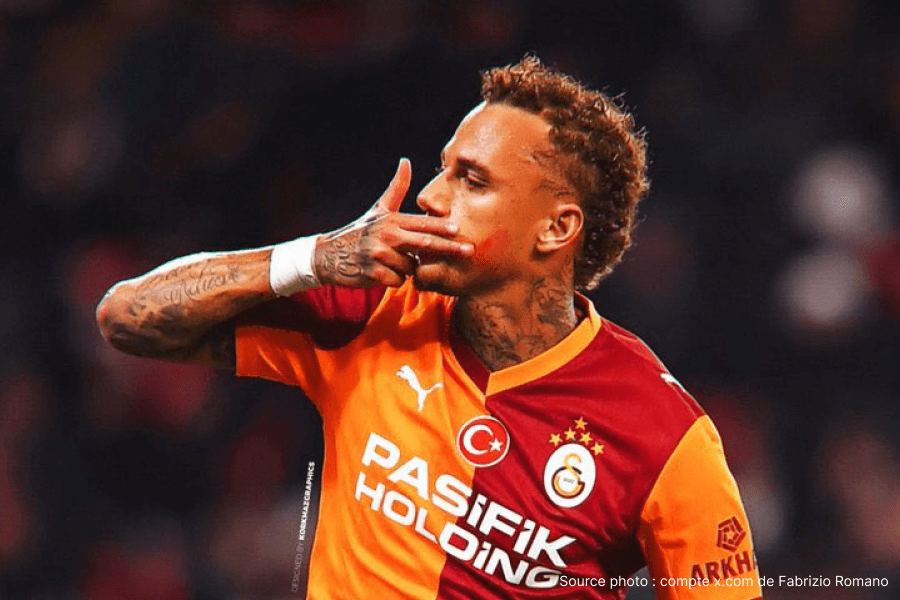 Noa Lang ailier néerlandais maillot Napoli match Serie A action