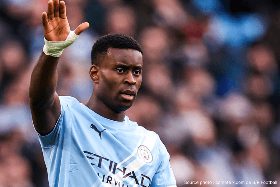 Marc Guehi duel aérien tête ballon défenseur physique puissant