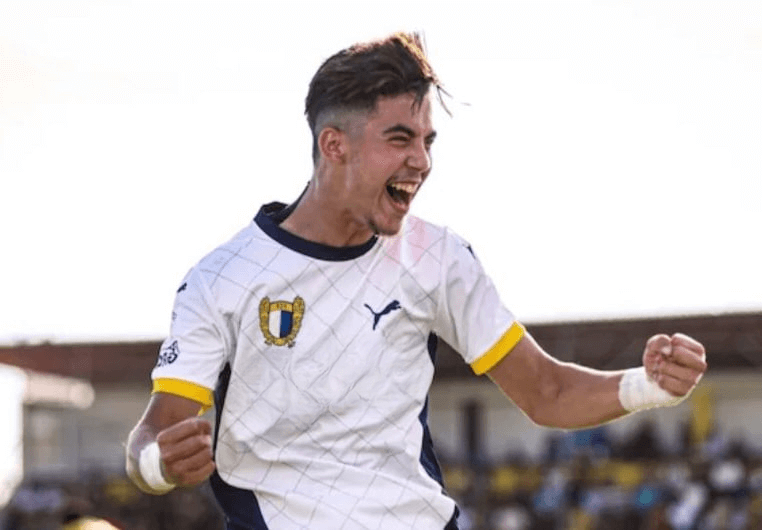 Yassir Zabiri attaquant marocain de Famalicão célébrant un but en championnat