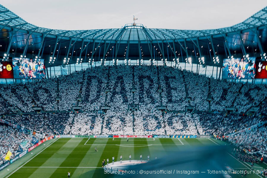 Le Tottenham Hotspur Stadium avant le derby du nord de Londres entre Tottenham et Arsenal, tifo déployé en tribune sud, février 2026