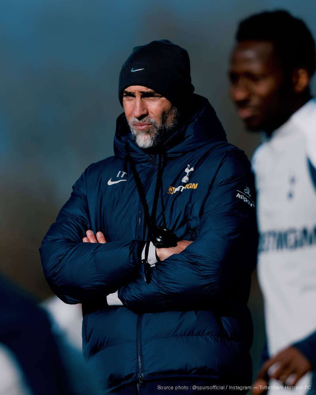 Igor Tudor, nouveau coach intérimaire de Tottenham, les bras croisés lors de son premier entraînement à Hotspur Way