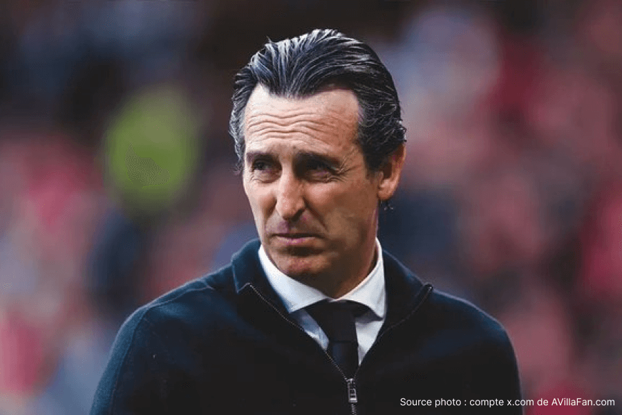 Unai Emery donnant des consignes tactiques sur le banc d'Aston Villa à Villa Park