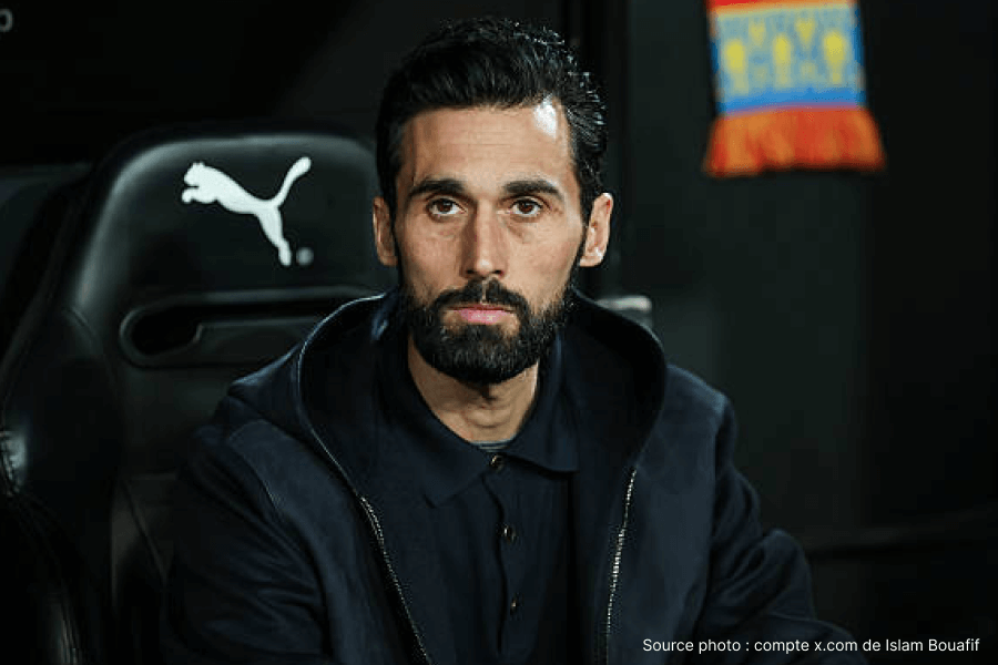 Álvaro Arbeloa debout en bord de touche donnant des consignes aux joueurs