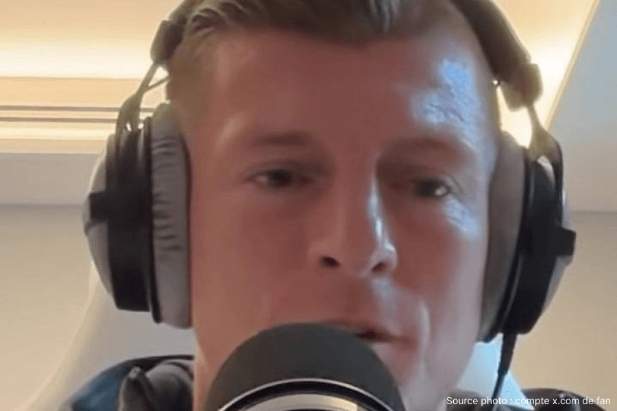 Toni Kroos parlant dans un studio de podcast, casque sur les oreilles