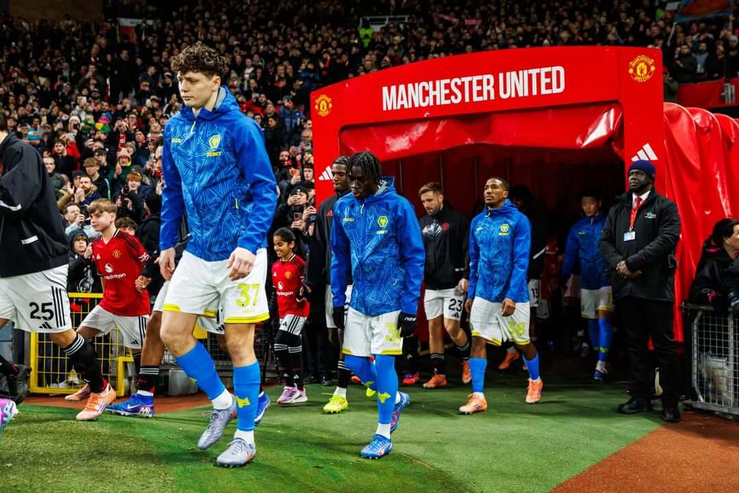 Mateus Mané sur la pelouse d'Old Trafford avec Wolverhampton face à Manchester United en décembre 2025