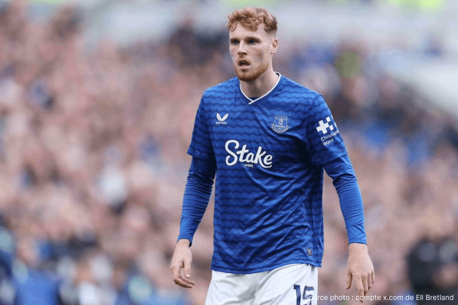 Jake O'Brien défenseur irlandais d'Everton recevant un carton rouge direct contre Bournemouth