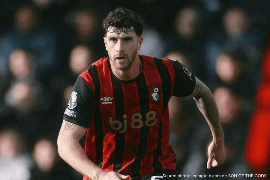 Marcos Senesi défenseur central argentin en pleine course ballon au pied 2026