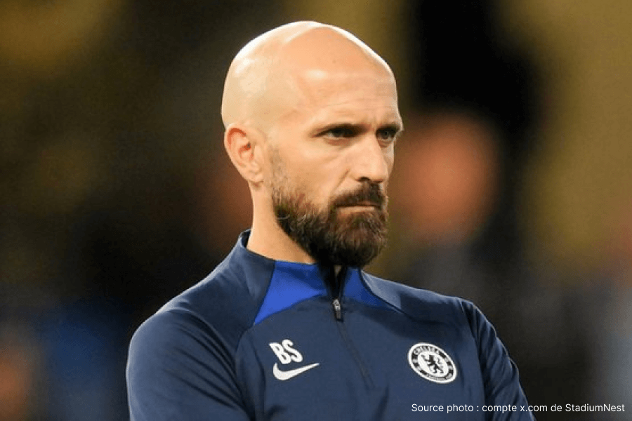 Bruno Saltor en tenue de Brighton lors d'un match de Premier League en carrière