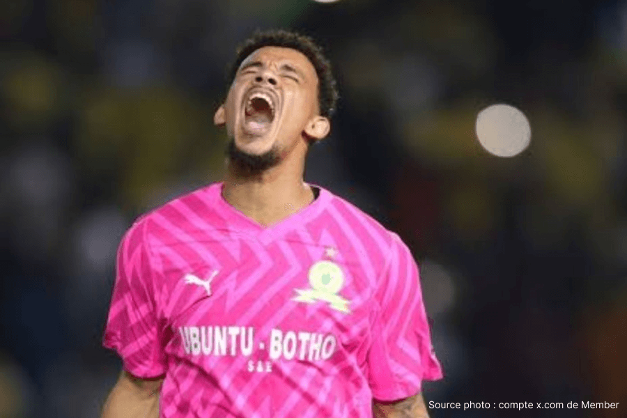 Williams célèbre clean sheet maillot jaune Sundowns supporters applaudissent