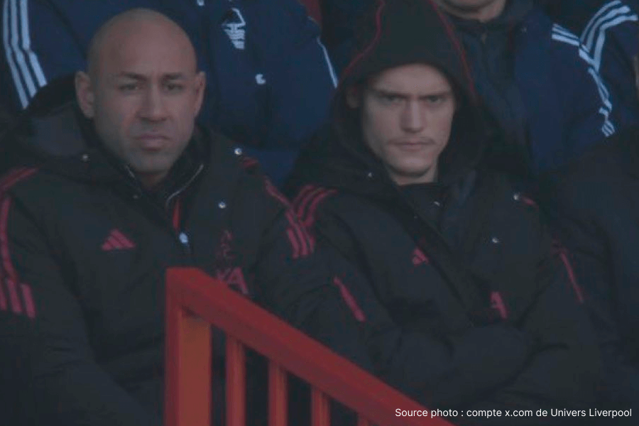 Florian Wirtz en train de se tenir le dos lors de l'échauffement avant Liverpool Forest 2026