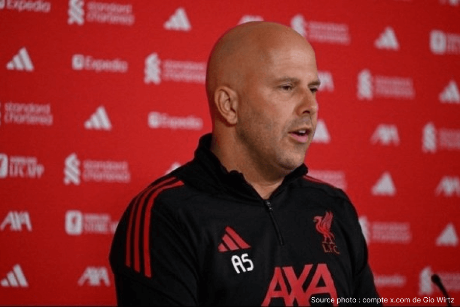 Arne Slot donnant ses instructions tactiques sur le banc de Liverpool en Premier League