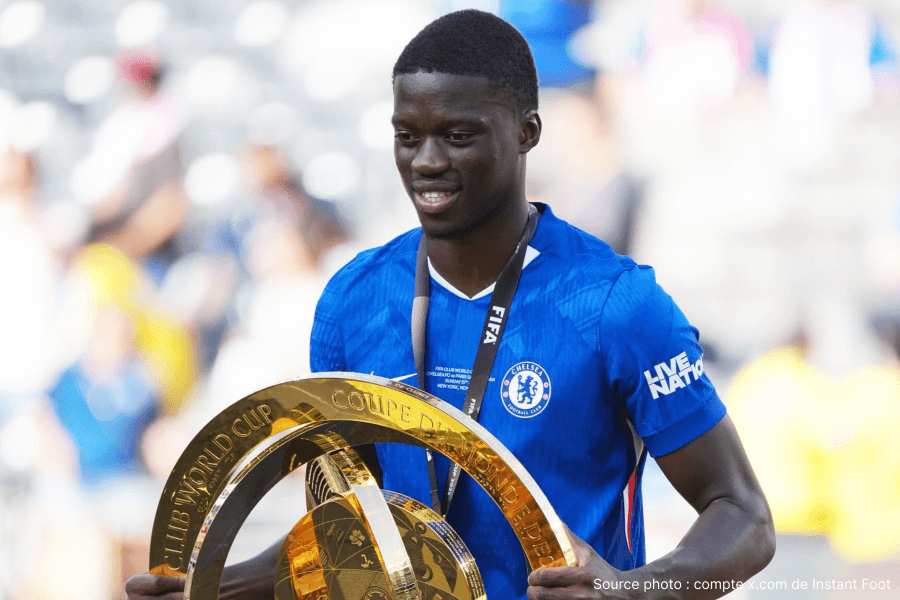 Mamadou Sarr duel défensif Strasbourg Ligue 1 avant retour Chelsea