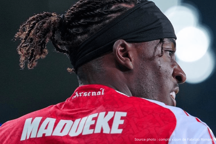 Noni Madueke Arsenal maillot rouge genou attelle blessure quitte stade Wembley