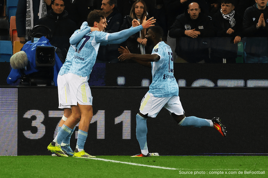 Boga dribble adversaire ailier gauche Juventus Allianz Stadium Turin