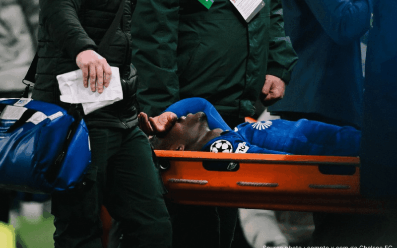 Trevoh Chalobah blessure cheville civière Chelsea PSG Stamford Bridge mars 2026