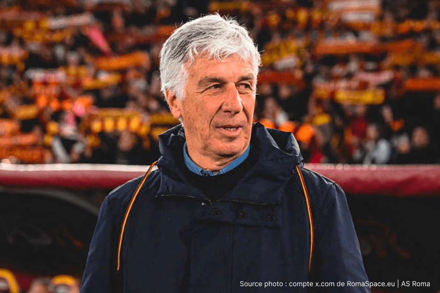 Gennaro Gasperini debout sur le banc de l'AS Roma lors d'un match de Serie A