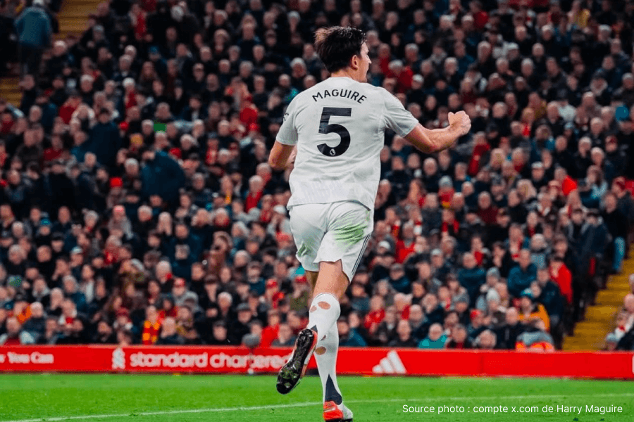 Harry Maguire en duel aérien défensif lors d'un match Premier League 2026