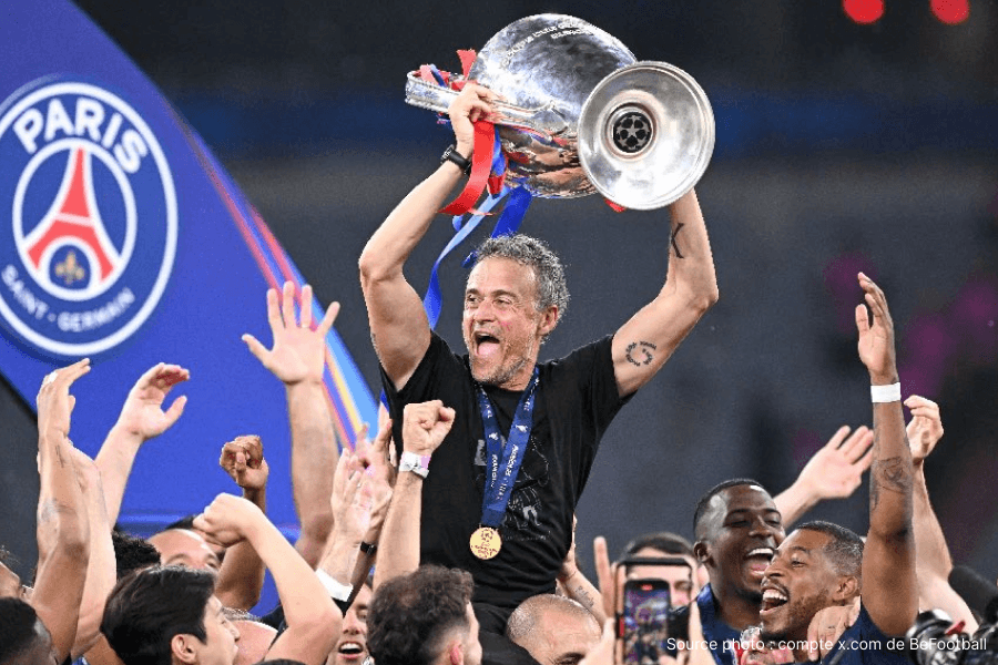 Luis Enrique entraîneur PSG avec Kvaratskhelia entraînement Ligue des Champions