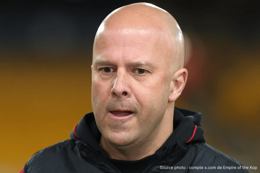 Arne Slot entraîneur Liverpool réaction frustrée banc touche Molineux Stadium 2026