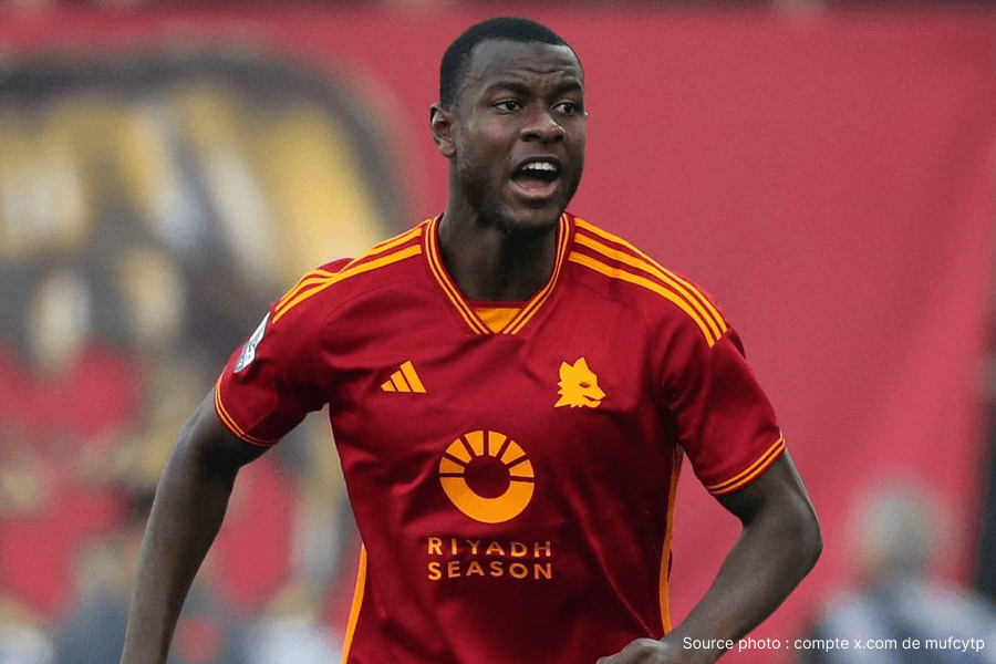Evan Ndicka AS Roma maillot giallorossi action défense Serie A 2026