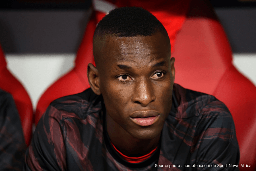 Nicolas Jackson portant le maillot numéro 11 du Bayern Munich lors d'un match Bundesliga