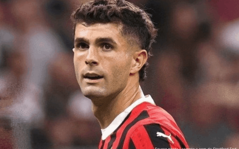 Christian Pulisic AC Milan maillot rouge noir action Serie A 2026