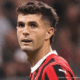 Christian Pulisic AC Milan maillot rouge noir action Serie A 2026